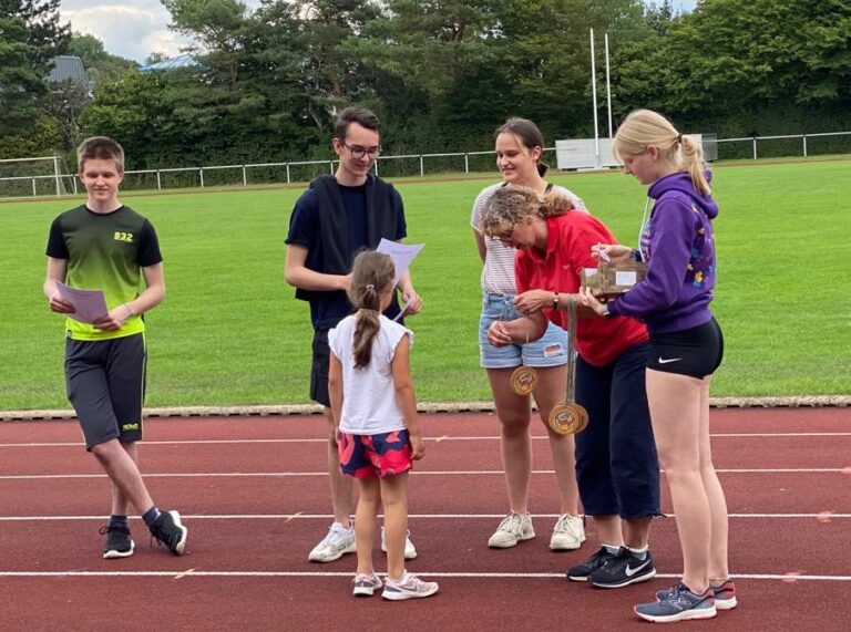 Hüpfen, Springen, Eierlauf - Kinderolympiade im ...